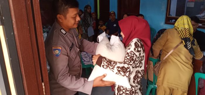 Bhabinkamtibmas Polsek Kedungwuni Bripka Najmudin Monitoring Penyaluran Bantuan Pangan di Desa Binaan