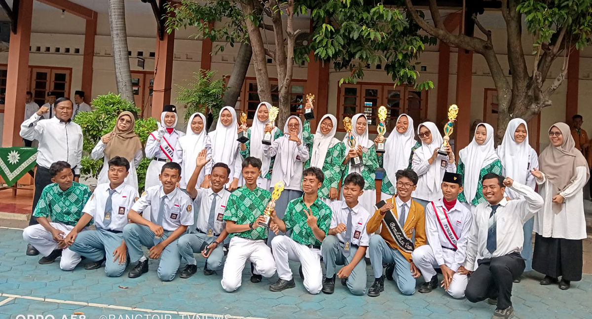 Semangat Sumpah Pemuda 2026: Dipimpin Ketua Pelajar Wanita, SMUHI Pekalongan Borong Puluhan Prestasi Gemilang!