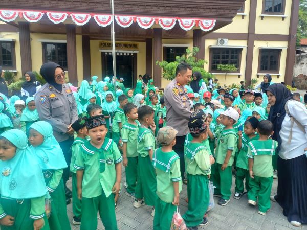 Ratusan Anak-anak RA Islamic Center Kedungwuni Datangi Mapolsek Kedungwuni, Asik Ikuti Polisi Sahabat Anak 