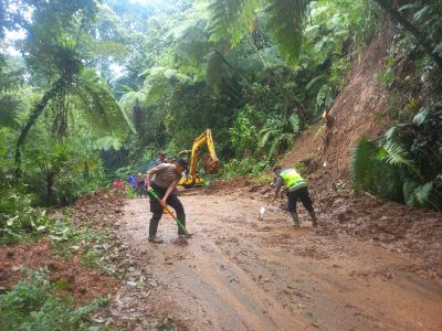 2 Titik Longsor di Kroyakan Mesoyi Tutup Jalur Doro-Petungkriyono