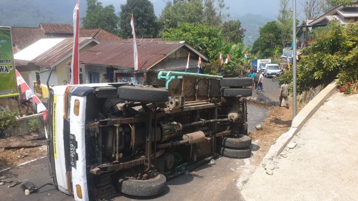 Truk Angkut 6,3 Ton Getah Pinus Milik Perhutani Terguling di Lebakbarang