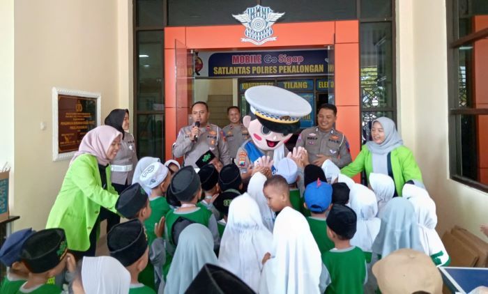 Anak-Anak TK Muslimat NU Sragi Pekalongan Diajak Tertib Berlalu Lintas Sejak Dini