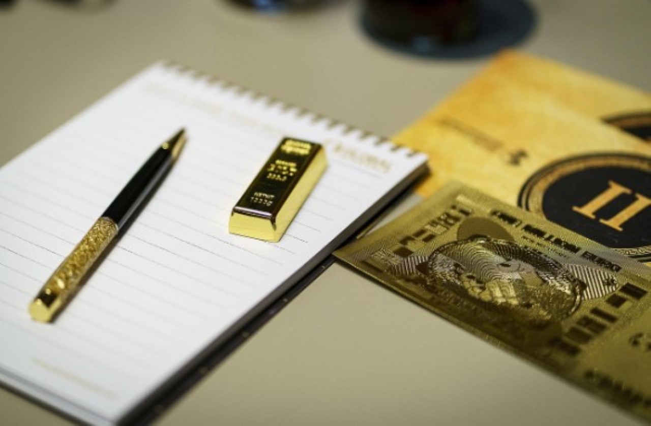 Waspada! Harga Emas Terjun Bebas 1,76% Akibat Kesepakatan Dagang AS-Inggris, China Menanti