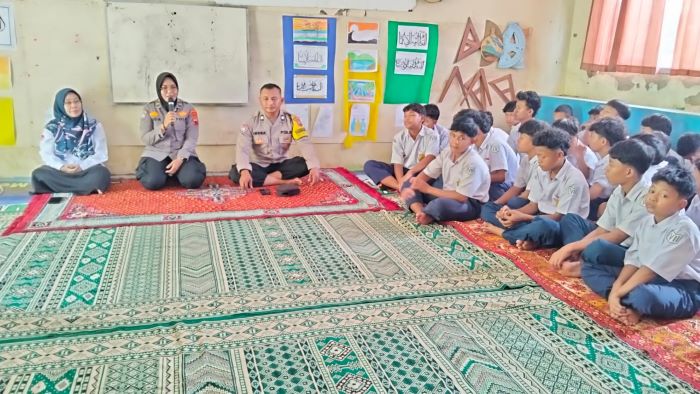 Kunjungi MTs Al Hikmah Proto Kedungwuni Pekalongan, Binmas Polsek Kedungwuni Binluh Kenakalan Remaja