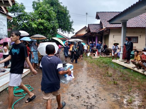 Detik-Detik Mencekam! Tanah dan Pepohonan Ambles ke Sungai Kupang, Warga Krompeng Panik