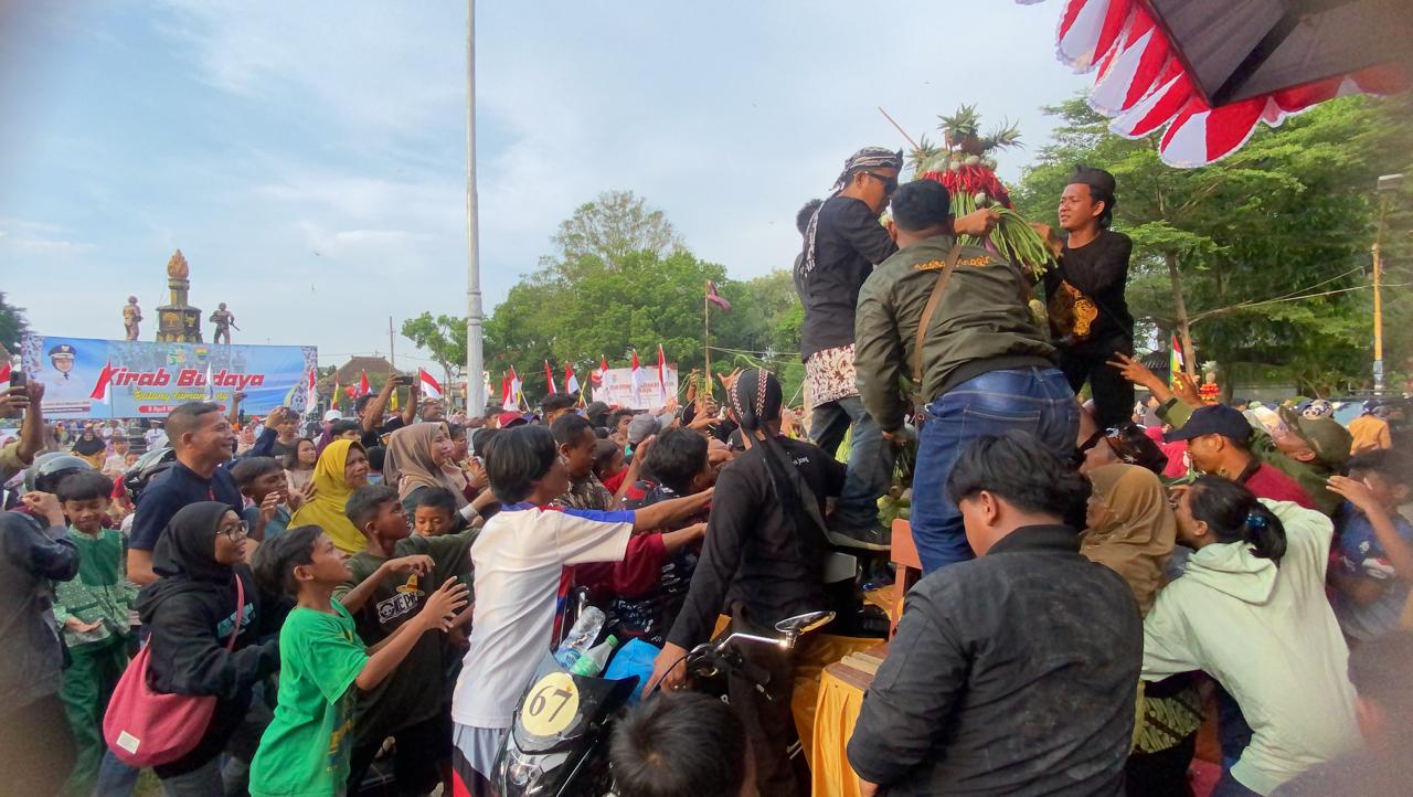 Jadi Tradisi Tahunan, Ribuan Masyarakat Ikuti Sawur Koin hingga Grebeg Gunungan Kirab Budaya HUT Batang 