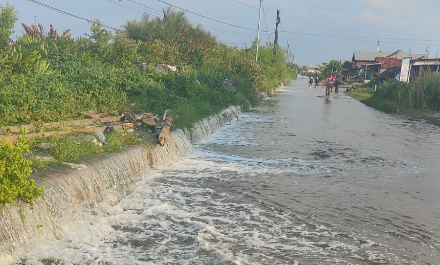 Tanggul Sungai Meduri Limpas Jalan Tegaldowo Mulyorejo Bak Sungai