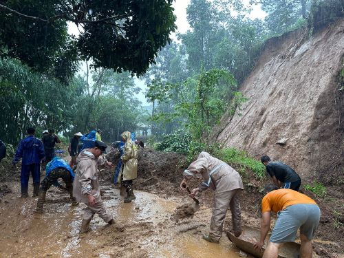 Longsor Tutup Jalan Utama di Paninggaran Pekalongan, Ini Gerak Cepat Babinsa Paninggaran Bersama Masyarakat