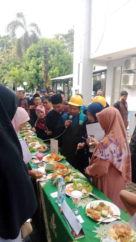 Meriahkan Milad Ke-6 UMPP, Dosen dan Tendik Pria Ikuti Lomba Masak Nasi Goreng