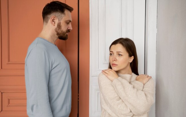 Dari Silent Treatment hingga Love Bombing, Ini 5 Perilaku Manipulatif Paling Umum dalam Hubungan
