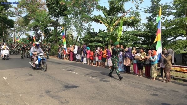 Sambut Pasukan Peleton Beranting YWPJ, Warga Pekalongan Bagikan Makanan dan Minuman 