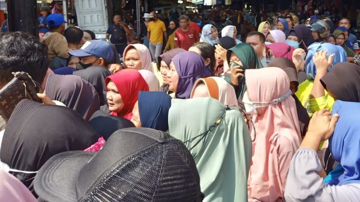 Harga Beras Mahal, Emak-emak di Kabupaten Pekalongan Rela Berdesak-desakan di Pasar Murah Beras