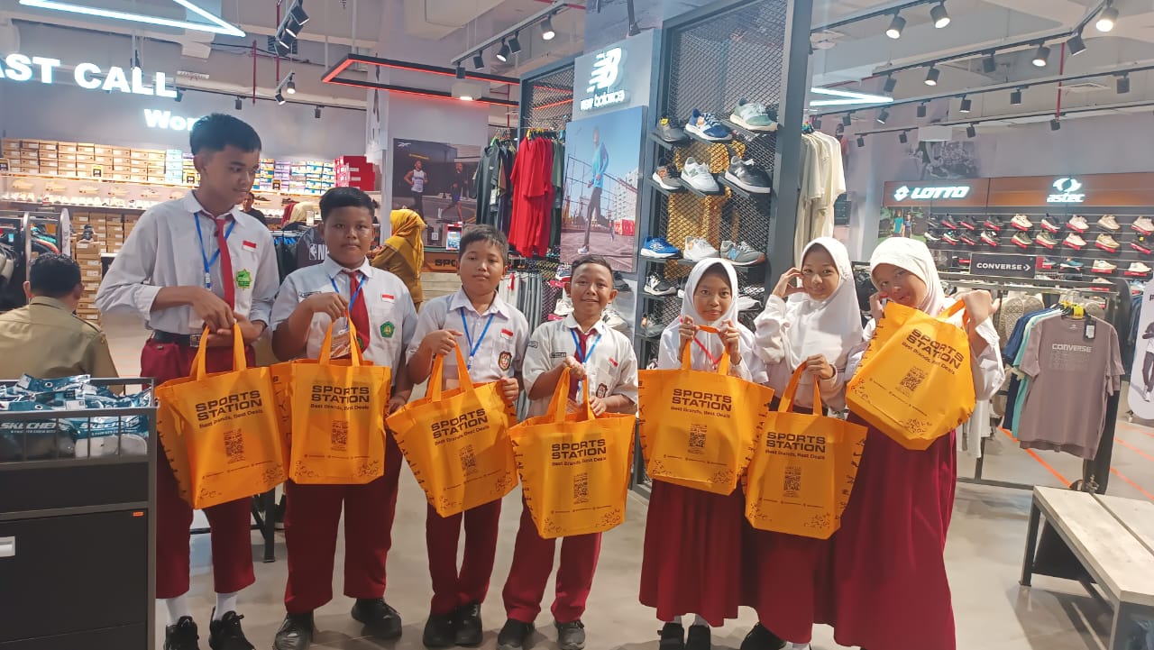 Pulang Pergi Sekolah Jalan Kaki, 7 Siswa SMPN 1 Batang Dapat Sepatu Baru Dari Bupati Faiz