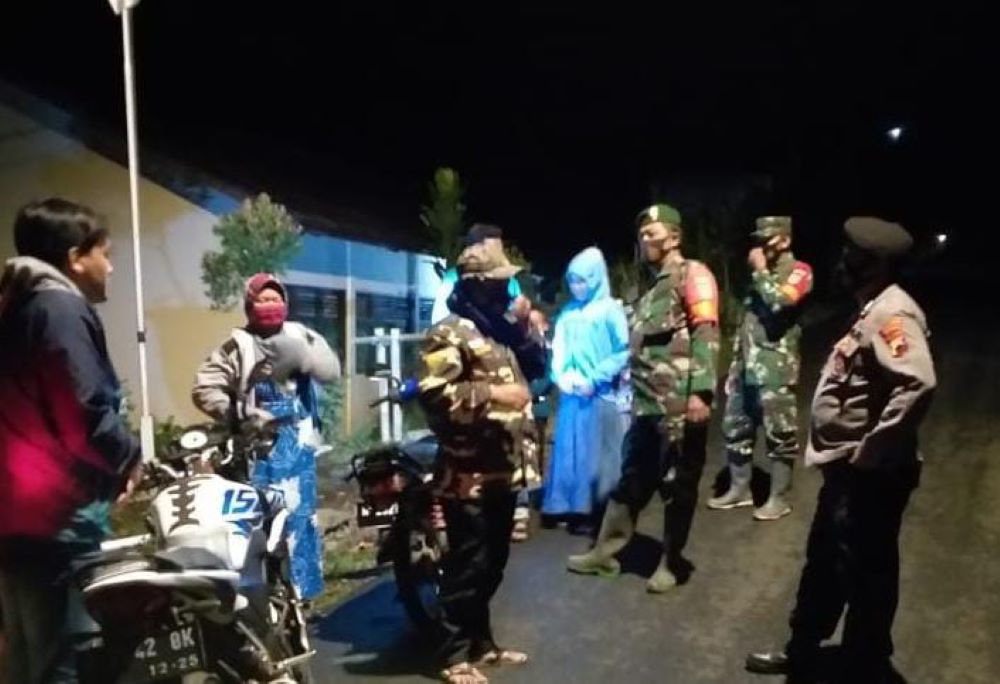 Meski Dingin Menusuk Tulang di Dataran Tinggi Dieng, TNI-Polri di Petungkriyono Kompak Patroli Malam