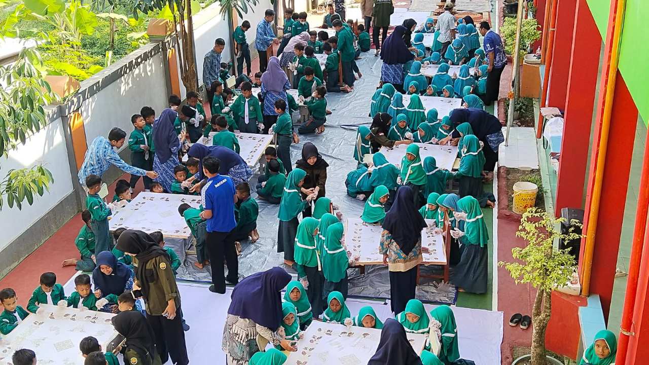 Ratusan Siswa SDIT Plus Mutiara Umat Bojong Belajar Membatik 