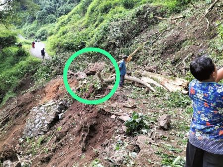 Longsor Tutup Jalan Utama Menuju Desa Wangkelang Pekalongan, Bukit Gunung Lumbung 100 M Longsor