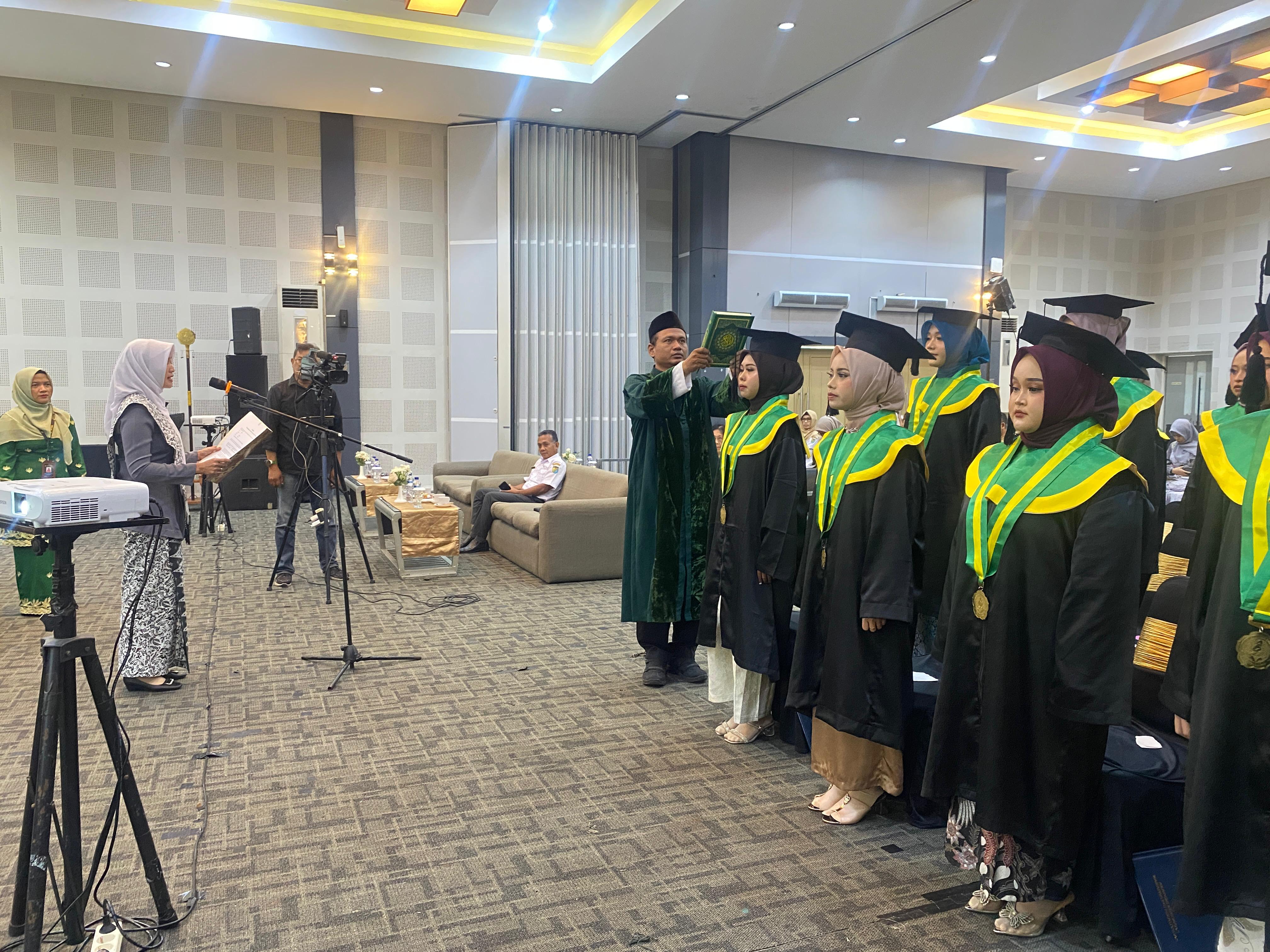 Akbid Harapan Ibu Pekalongan Luluskan 10 Bidan Profesional dan Berintegritas,