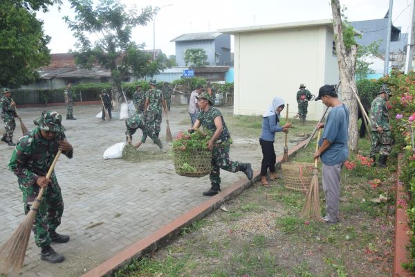 Hari Juang TNI AD Tahun 2023, TNI-Polri di Kabupaten Pekalongan Bersihkan Pasar Wiradesa