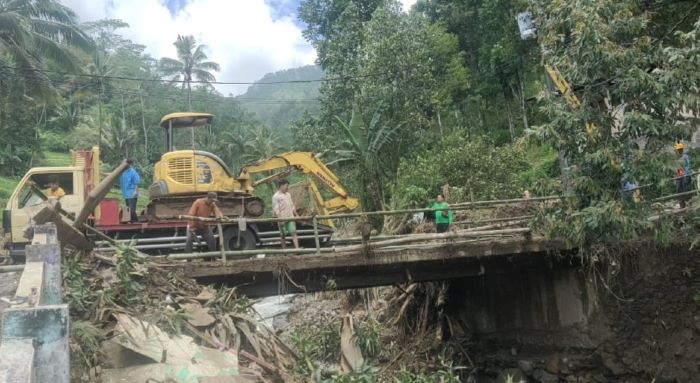 BPBD Kabupaten Pekalongan Terjunkan Alat Berat, Penanganan Banjir Bandang dan Longsor di Lebakbarang