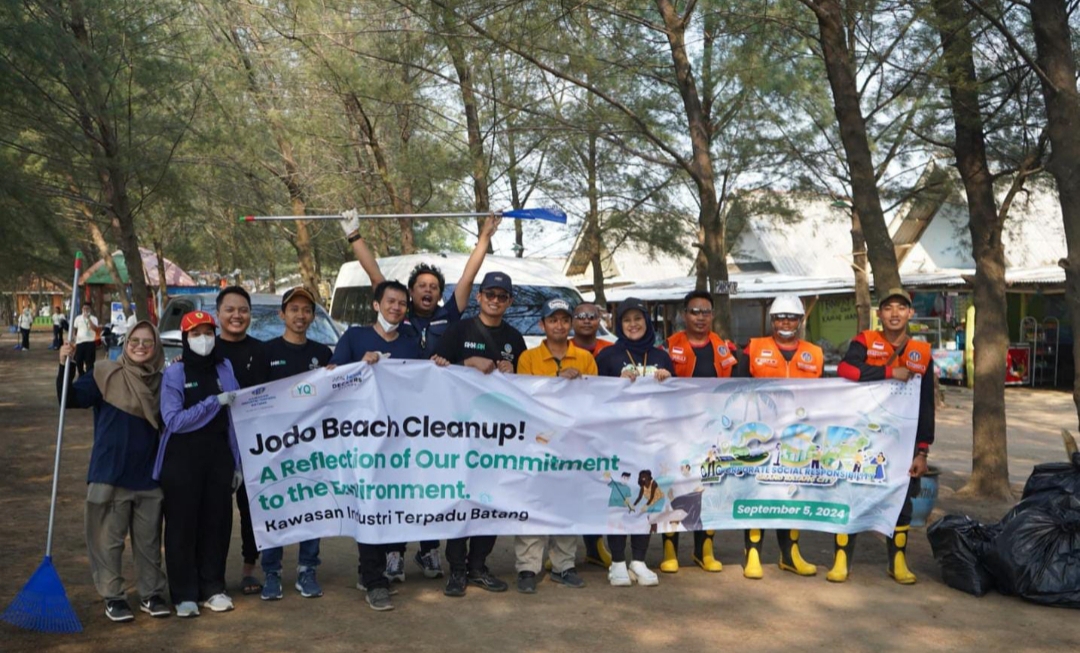 Bersih-bersih Pantai Jodo, KITB Gandeng Yih Quan Footwear Indonesia dan Deckers HOKA Edukasi Masyarakat Peduli