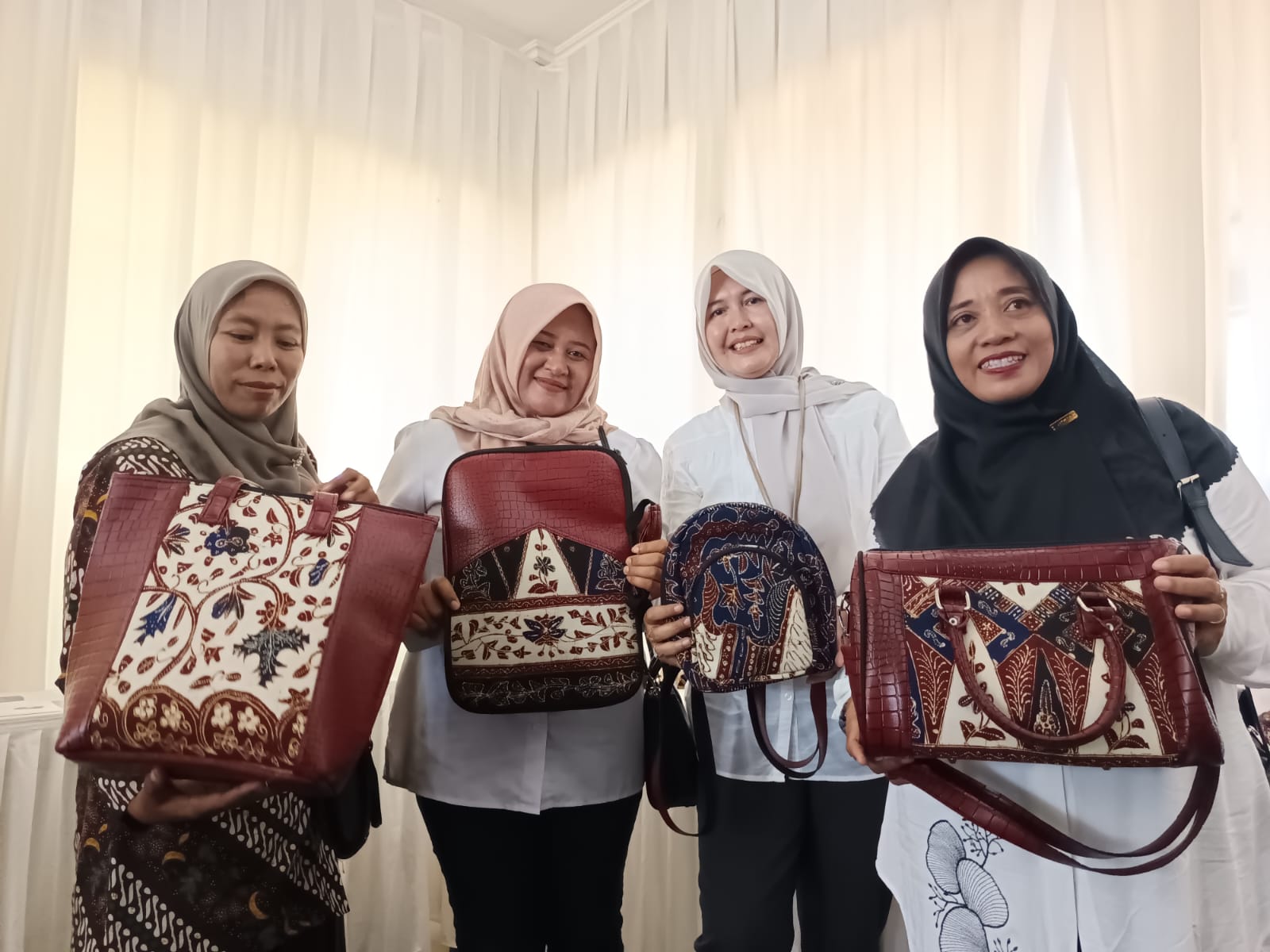 Perluas Pasar, UNISS Batang Transformasikan Batik Rifaiyah Jadi Produk Kreatif Kekinian