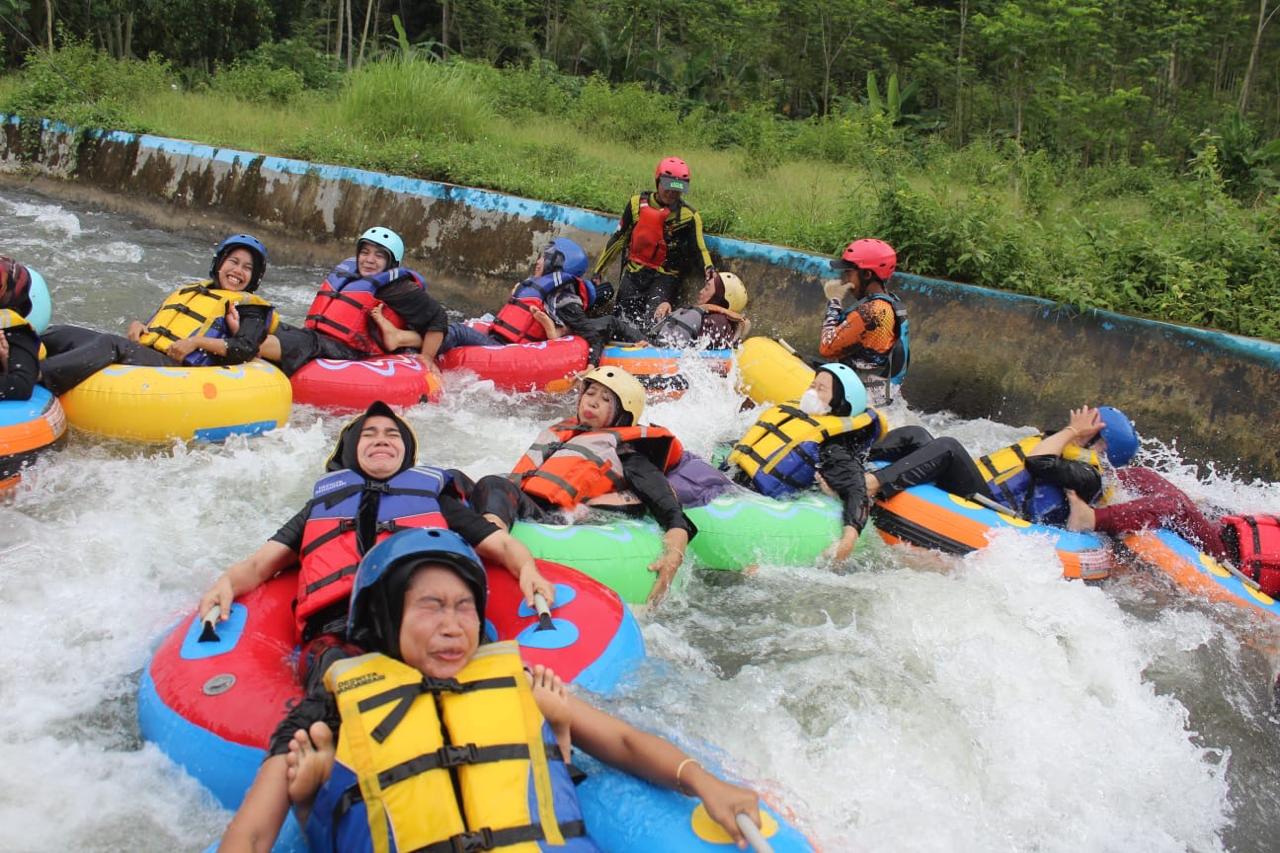 Liburan Seru Bareng Bestie di Desa Wisata Pandasari Batang, Bisa Tubing Susuri Arus Sungai Krompeng 