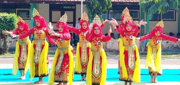 Rangkaian Penampilan Budaya Meriahkan Puncak P5RA di MTsN 1 Pekalongan