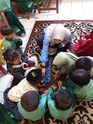 Belajar Menyenangkan Mengenal Angka pada Anak TK AL HIDAYAH 04 Pucakwangi melalui Permainan Tradisional Dakon