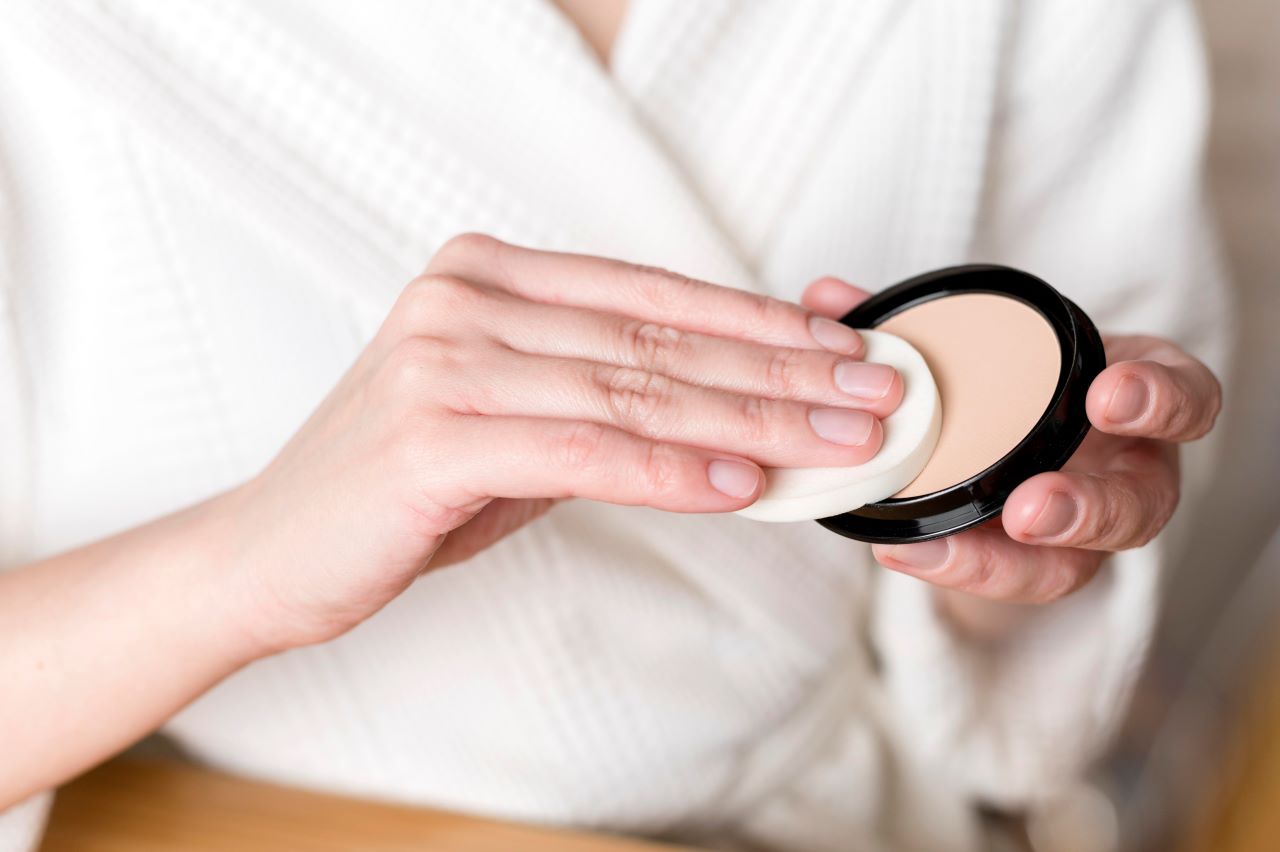 3 Rekomendasi Bedak Two Way Cake yang Bagus dan Murah! Tahan Minyak Hingga 12 Jam Bikin Wajah Bebas Kusam