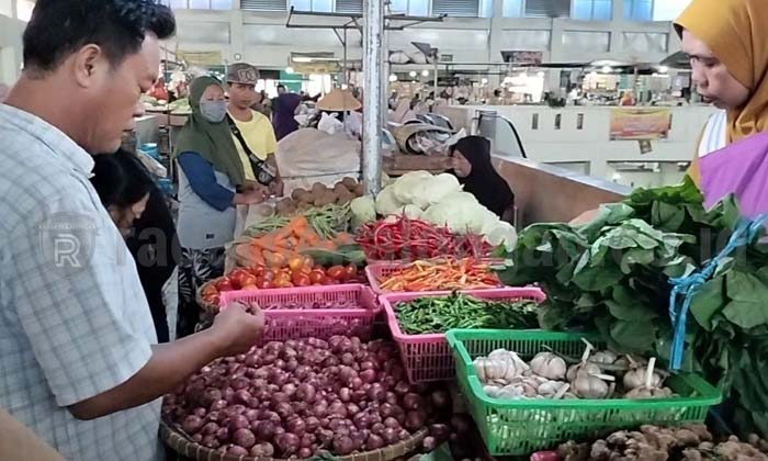 Harga Sayur dan Bumbu di Pasar Batang Merangkak Naik