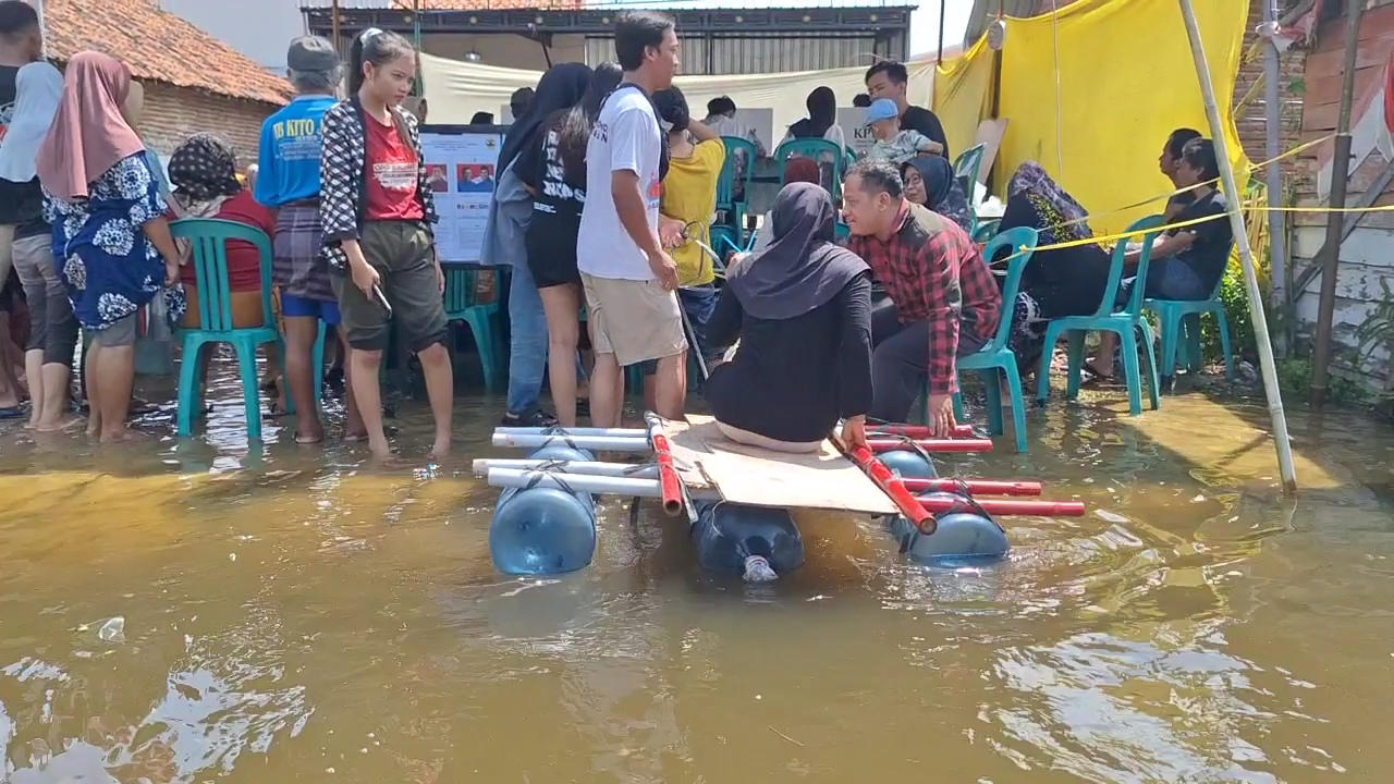 Warga Pasirsari Rela Terjang Banjir demi Bisa Mencoblos di TPS