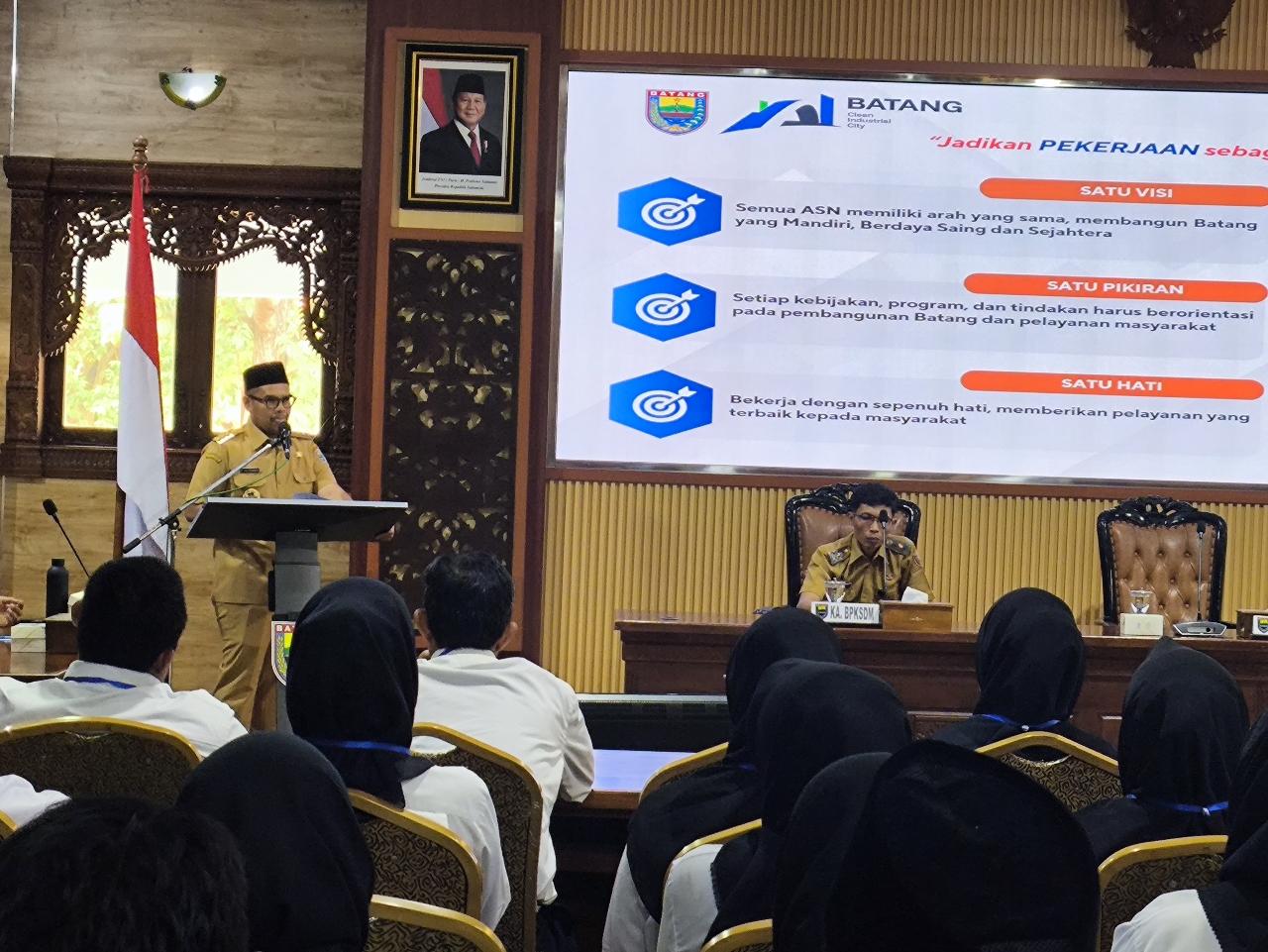 Bupati Batang Tekankan Pelayanan Solutif dan Kualitas SDM kepada PPPK Penuh Waktu