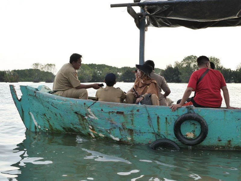 Naik Perahu, Sekda Kabupaten Pekalongan Tinjau Dukuh Simonet yang Nyaris Tenggelam