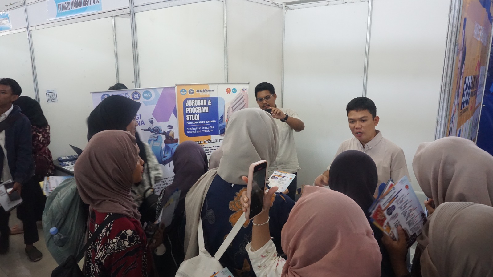 Antrean Penuh, Ribuan Pencari Kerja Serbu Jobfair Kolaborasi 4 SMK di Batang