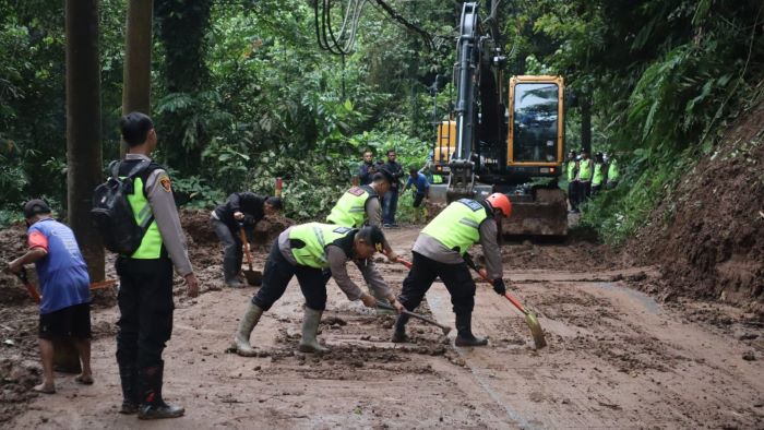 Jalur Karanganyar-Lebakbarang Kembali Normal, Polisi dan Tim Gabungan Bersihkan Material Longsor