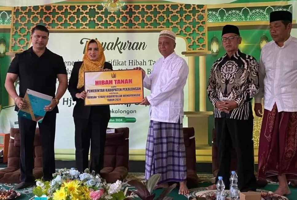 Bupati Fadia Arafiq Serahkan Hibah Tanah dari Pemkab Pekalongan Ke Yayasan Syarif Hidayatullah