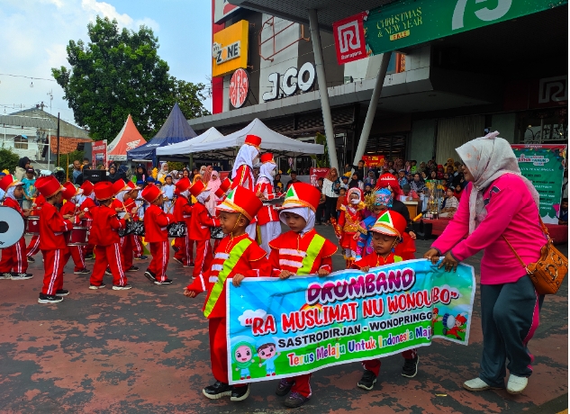 Keseruan Pesta Rakyat Akhir Tahun 2023 Ramayana Pekalongan