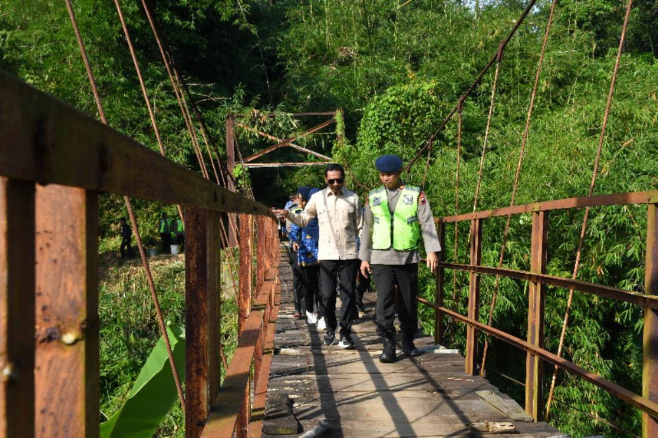 Perbaikan Jembatan Si Guo Jadi Bukti Implementasi Instruksi Kapolri, Wabup Batang: Inilah Esensi Tugas Negara