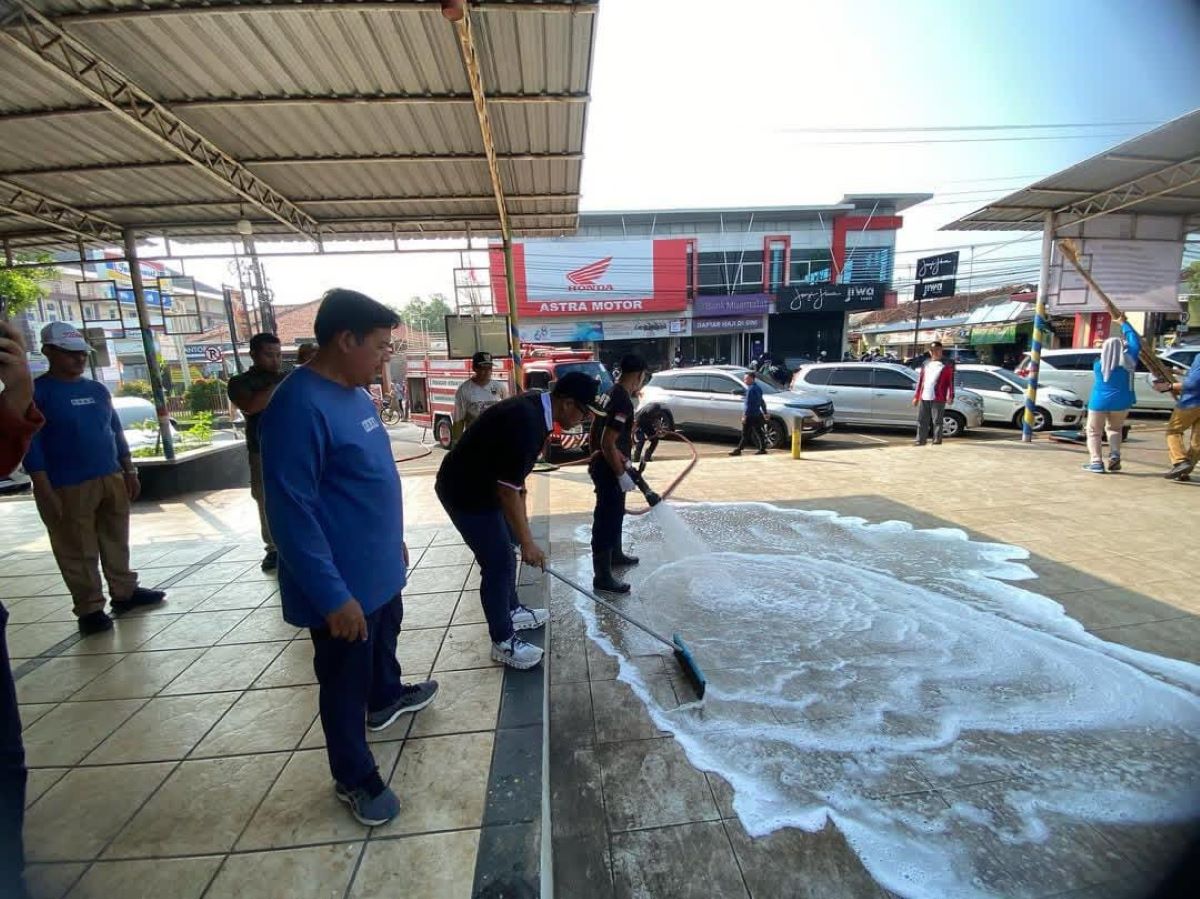 Bersihkan Alun-alun Batang, Bupati Cium Aroma Pesing: PKL Ditertibkan Demi Ruang Publik Nyaman!