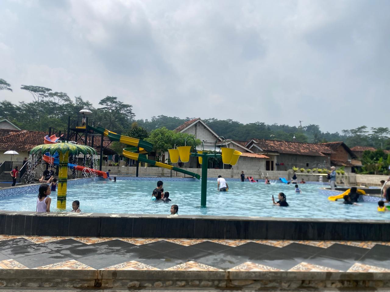 The Gege Play Kolam Renang Pandansari, Wisata Air di Batang Cuma Rp10 Ribu!