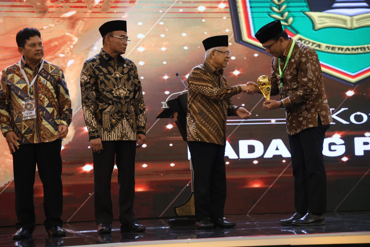 Wapres Ma'ruf Amin Berikan Penghargaan UHC Awards kepada 493 Kepala Daerah