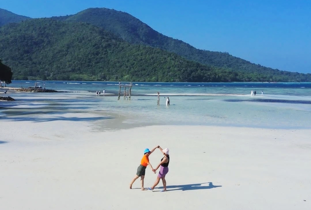 Liburanmu Semakin Seru, Inilah 5 Wisata Pantai Populer di Jepara, Ada yang Memiliki Pasir Putih Lho!