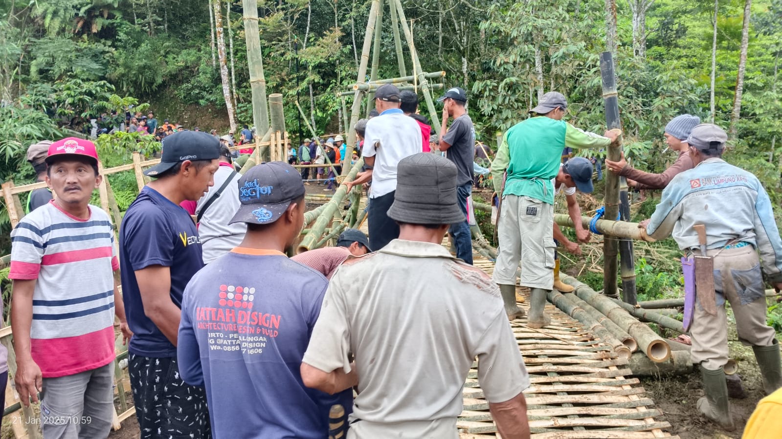 Warga, Relawan hingga Muspika Bandar Gotong Royong Bangun Jembatan Darurat, Imbas 2 Jembatan Putus Saat Banjir