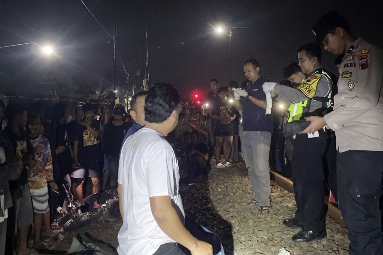Nekat Buka Palang Pintu Perlintasan, Dua Pelajar Tewas Usai Sambar Kereta Api di Perlintasan Krengsengseng
