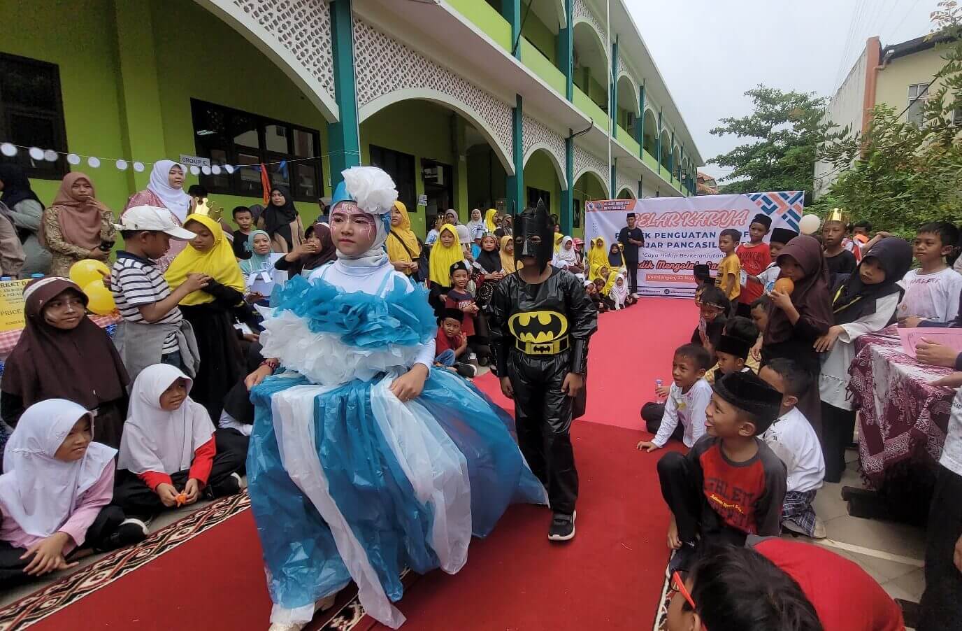 Gelar Karya P5, SD Islam Nusantara Adakan Market Day dan Fashion Show Berbahan Barang Bekas