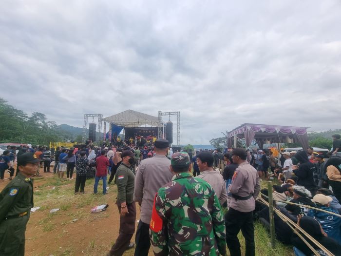 Ikatan Pemuda Desa Klesem Kandangserang Nanggap Orkes Planet Musik di Awal Tahun Baru 2025