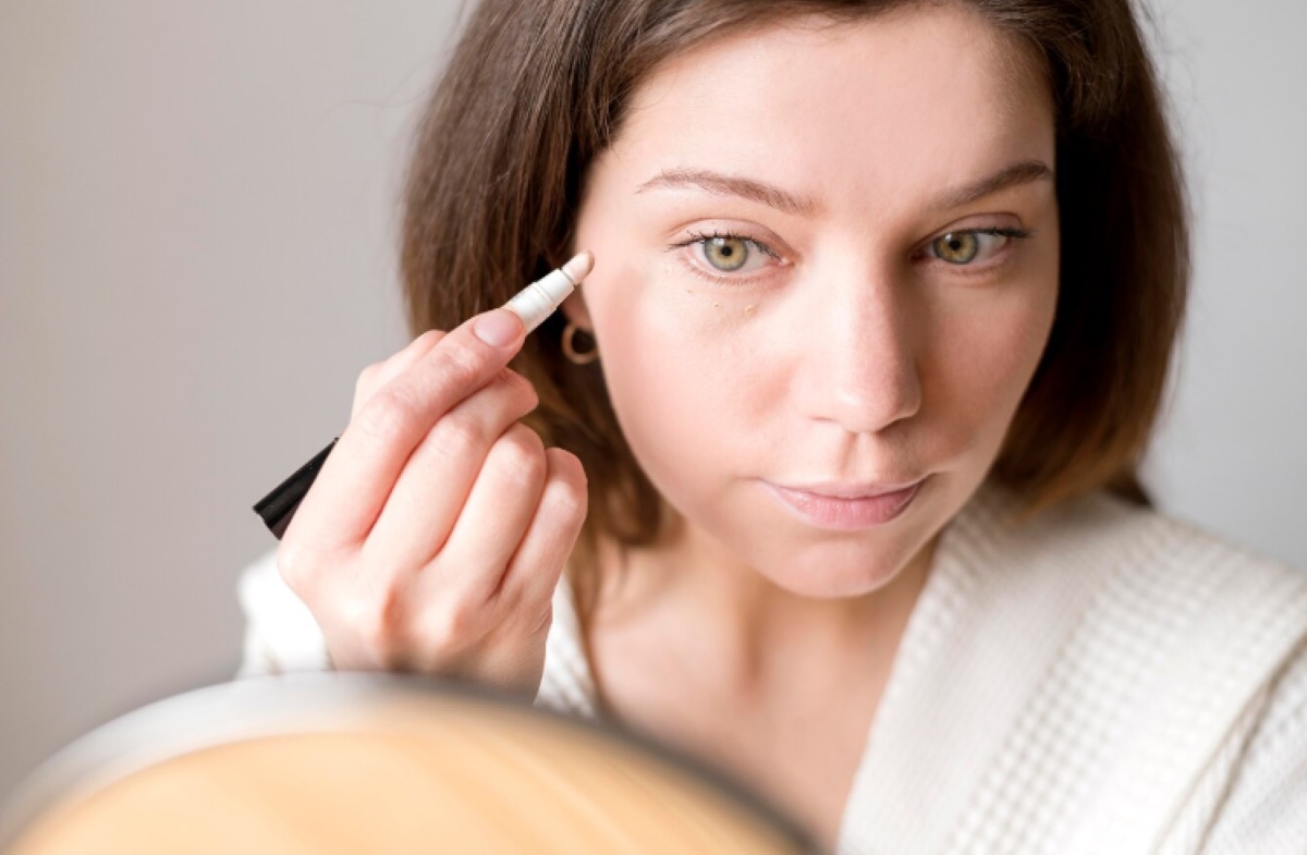 5 Rekomendasi Concealer Terjangkau yang Ampuh Menutupi Mata Panda 