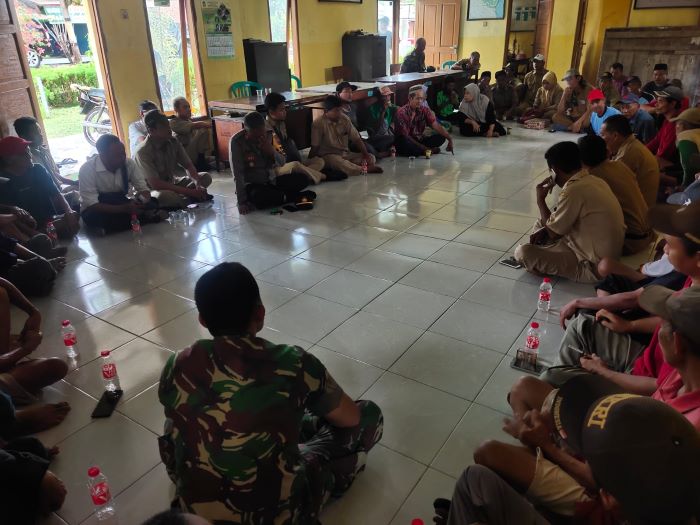 Kapolsek Karanganyar Mediasi Penyampaian Aspirasi oleh Petani dari 2 Desa