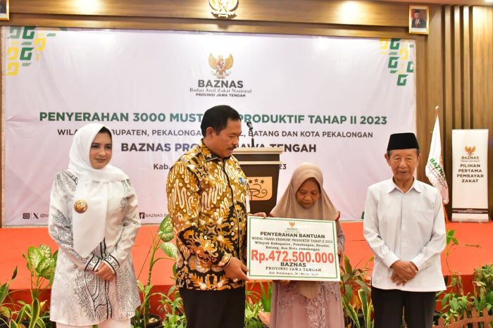 Pj Gubernur Jateng Serahkan Bantuan Modal Usaha dari Baznas Jateng untuk 180 Mustahik