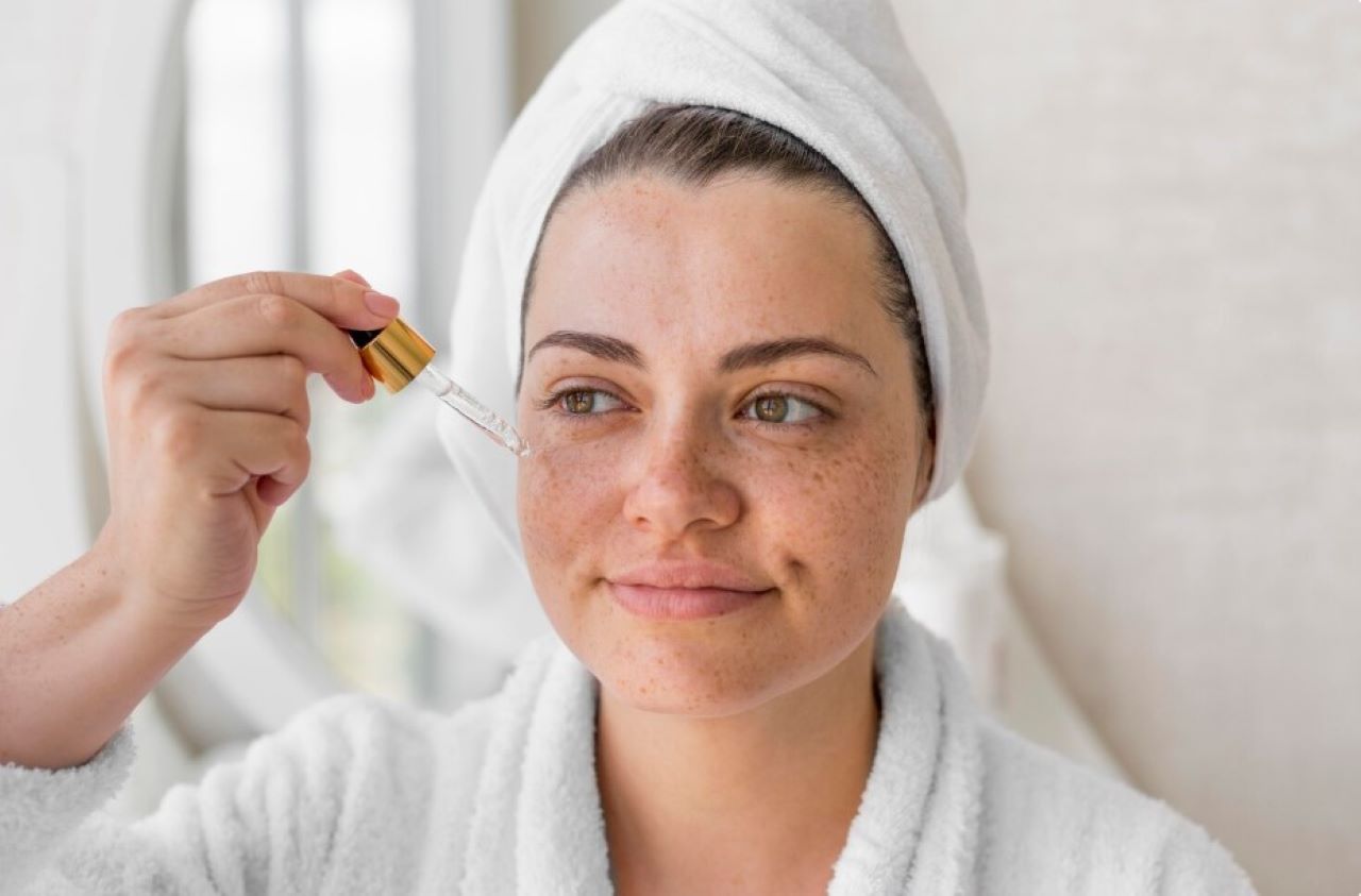 5 Peeling Serum Agar Kulit Cerah Tanpa Noda Hitam, Wajah Tampak Halus 